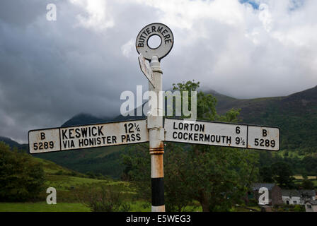 Ancien panneau routier dans la Lande, Lake District Banque D'Images