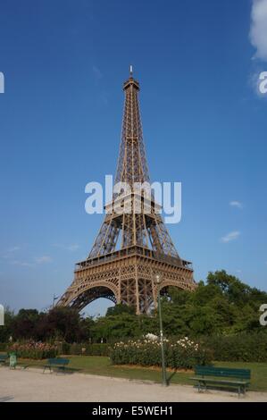 La Tour Eiffel contre un ciel bleu vue de la promenade d'Australie Paris Banque D'Images