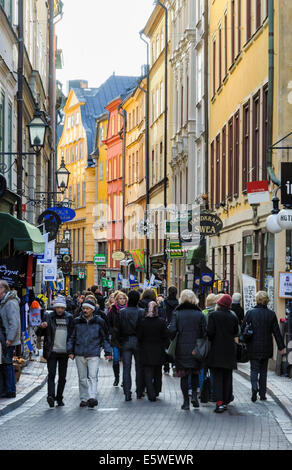 Rue et les foules à Gamla Stan, la vieille ville de Stockholm, Suède Banque D'Images