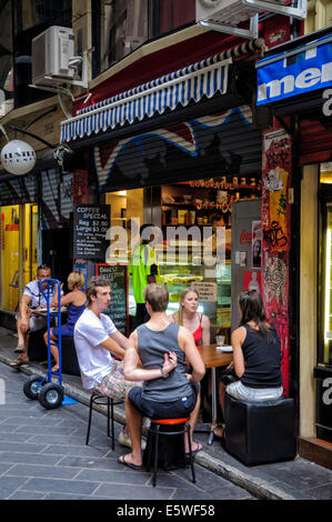 Les jeunes chat à l'extérieur d'un café sur place, un centre de Melbourne, dans le quartier branché des allées. Lane ; lanes ruelle ; café ; l'Australie Melbourne, Australie Banque D'Images
