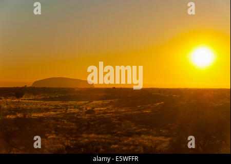 Lever du soleil sur l'Uluru, Territoire du Nord, Australie Banque D'Images