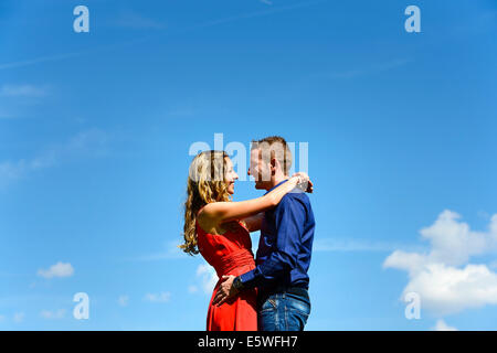 Amants contre un ciel bleu, Autriche Banque D'Images