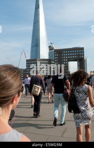 Ville de Londres, les employés de bureau à pied à travers le pont de Londres après le travail en été après le travail et le gratte-ciel Shard London UK KATHY DEWITT Banque D'Images