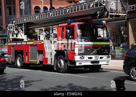 Les pompiers, Manchester City Fire & Rescue moteurs, les véhicules Volvo dans Deansgate, Manchester, UK Banque D'Images