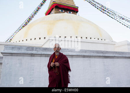 Le stupa bouddhiste tibétain de Boudhanath domine la ville de Katmandou. L'ancien Stupa est l'un des plus grands du monde. Banque D'Images
