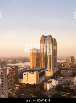 Le Caire, Égypte - avec Fairmont Nile City Hotel en rive du Nil Banque D'Images