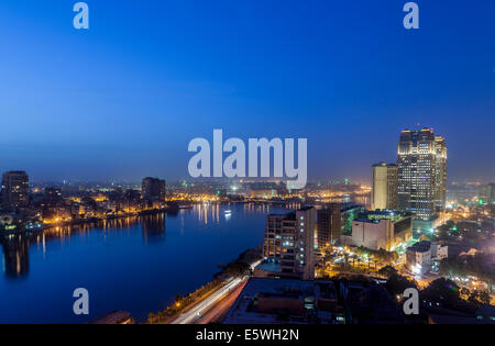 Le Caire, Égypte skyline at night Banque D'Images