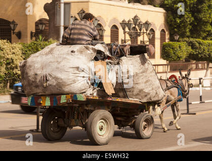 Le Caire, Égypte - Collecteur de recyclage des déchets ou Zabbaleen sur une rue du centre-ville Banque D'Images