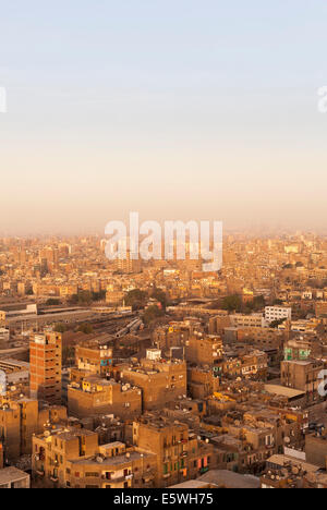 Les toits des bâtiments des taudis dans le centre du Caire, Egypte Banque D'Images