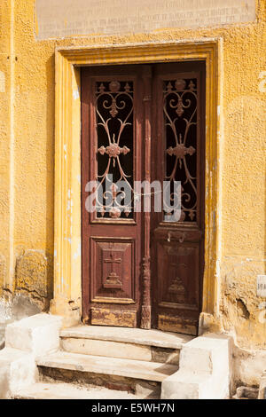 Portes en bois qui mène à la crypte de cimetière orthodoxe grec en Couvent de St George en copte ou le Vieux Caire, Egypte Banque D'Images