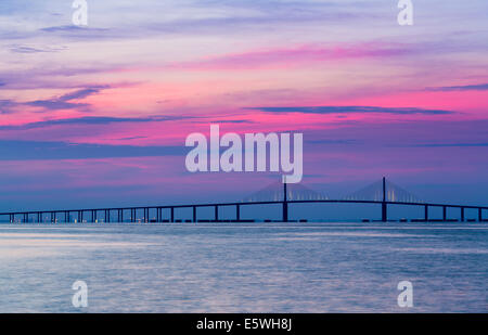 Lever du soleil à Sunshine Skyway Bridge de St Petersburg, Floride, USA voyage Tampa Bay Banque D'Images
