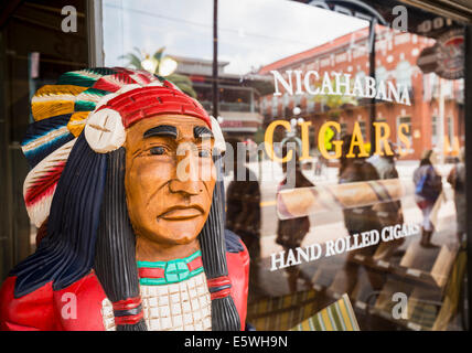 Boutique de cigares avec un magasin de cigares traditionnels statue indienne pour les touristes à Ybor City, Tampa, Florida, USA Banque D'Images