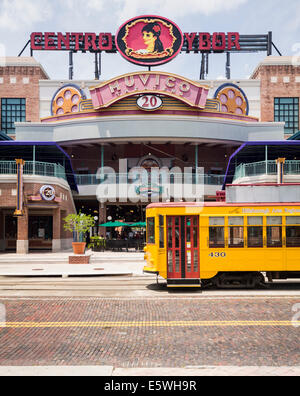 Le cinéma et l'ancien tramway tramway dans une vieille ville d'Ybor Historic District à Tampa, Floride, USA Banque D'Images