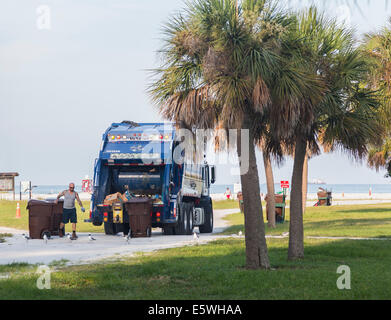 La collecte des ordures au Fort de Soto county park, Florida, USA Banque D'Images