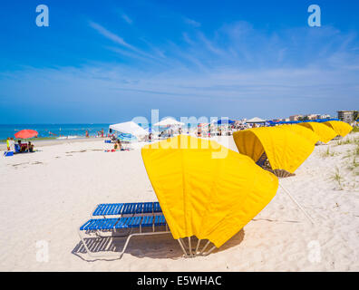 Plage de la Floride - Les gens de soleil et des rangées de chaises longues avec des tons jaune vif sur la magnifique plage de Madère en Floride, USA Banque D'Images