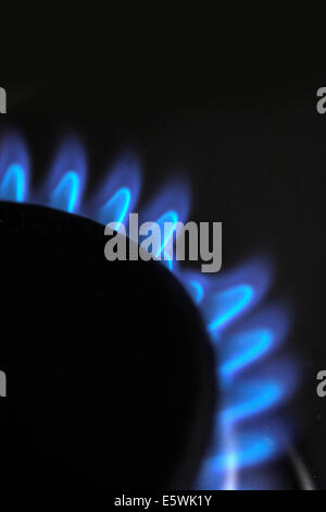 De Gaz à effet de flamme sur un fond sombre cuisinière domestique Banque D'Images