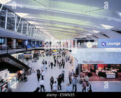 Les voyageurs à profiter de departure lounge 3 à l'aéroport de Schiphol à Amsterdam, aux Pays-Bas. Banque D'Images