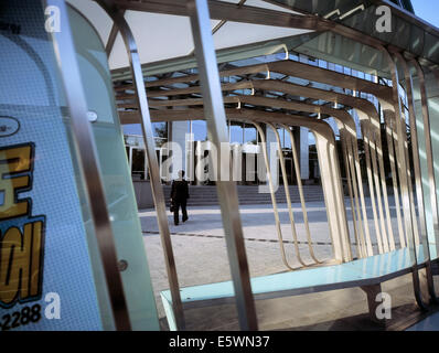 Arrêt de bus moderne avec business man walking vers l'entrée de bureau au business park à Séoul, Corée du Sud Banque D'Images