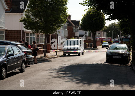 Melton Road, Leicester, UK. 7e août, 2014. Tentative résidents pour accéder à des propriétés de retranché sur rue au lendemain de l'incendie. Credit : Andy Stafford/Alamy Live News Banque D'Images