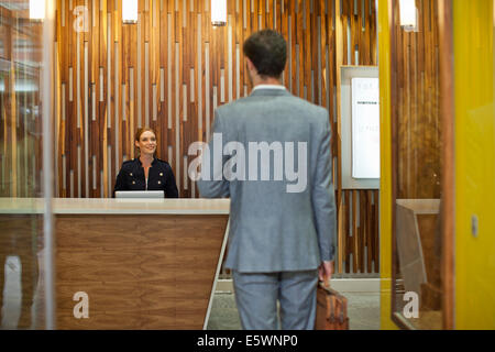 En arrivant à la réception du bureau d'affaires Banque D'Images