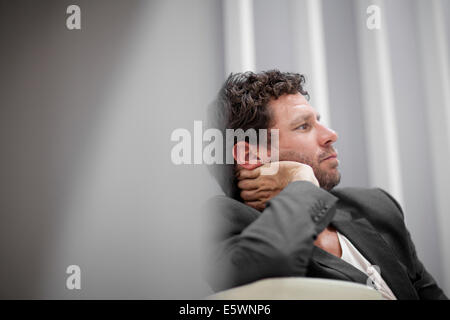 Businessman leaning on elbow Banque D'Images