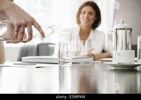 Business de l'eau couler dans la salle de conférence Banque D'Images