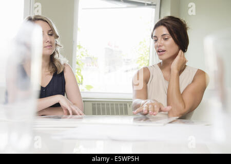 Deux businesswomen discussing blueprint Banque D'Images