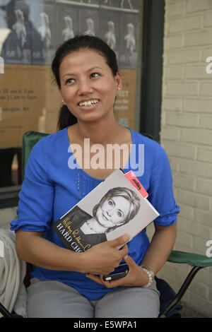 Huntington, New York, USA. 6e août, 2014. NEELIMA PRADHAN, de Huntington, est en attente en ligne pour assister à la signature du livre de H. Clinton de nouveaux mémoires, choix difficiles, à la revue du livre de Huntington, Long Island. Le livre de Clinton est sur ses quatre années comme le 67e Secrétaire d'État et leur influence sur sa vision de l'avenir. Credit : Ann Parry/ZUMA/Alamy Fil Live News Banque D'Images