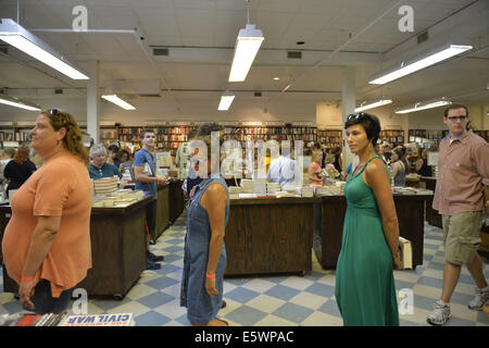 Huntington, New York, USA. 6e août, 2014. Les gens attendent sur de longues lignes à l'intérieur de l'ouvrage revue à la signature pour l'H. Clinton de nouveaux mémoires, choix difficiles, à Huntington, Long Island. Credit : Ann Parry/ZUMA/Alamy Fil Live News Banque D'Images