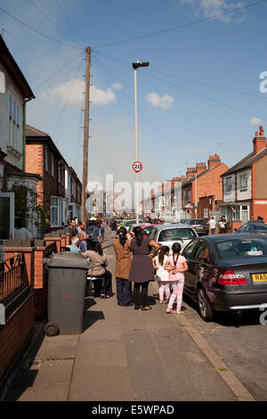 Melton Road, Leicester, UK. 7e août, 2014. Regarder les résidents les équipes d'incendie s'attaquer à l'incendie d'une distance dans l'une des rues près de bouclé le brasier. Credit : Andy Stafford/Alamy Live News Banque D'Images