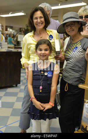 Huntington, New York, USA. 6e août, 2014. Une jeune fille, sa mère et une autre femme portez disant boutons ''Je suis prêt pour Hillary'' comme les trois sur la ligne d'attente à l'intérieur de l'ouvrage revue à la signature pour l'H. Clinton de nouveaux mémoires, choix difficiles, à Huntington. Credit : Ann Parry/ZUMA/Alamy Fil Live News Banque D'Images