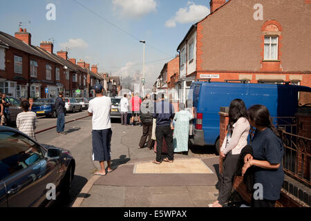 Melton Road, Leicester, UK. 7e août, 2014. Regarder les résidents les équipes d'incendie s'attaquer à l'incendie d'une distance dans l'une des rues près de bouclé le brasier. Credit : Andy Stafford/Alamy Live News Banque D'Images