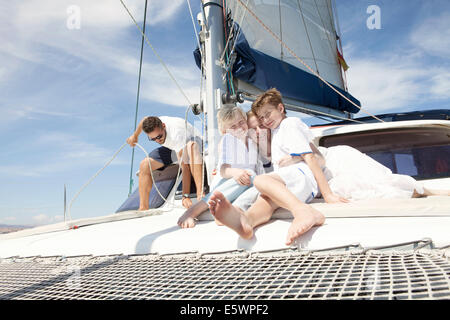 Les parents et deux fils en catamaran près de Fuerteventura, Espagne Banque D'Images