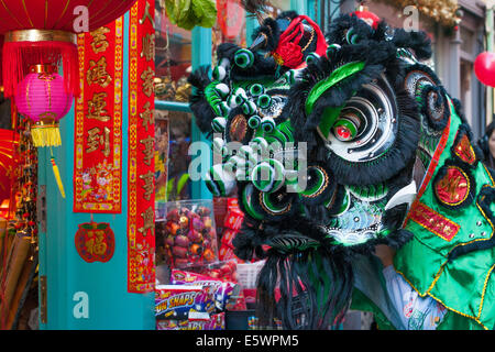 Le nouvel an chinois du cheval commence dans le quartier chinois de Londres avec la traditionnelle "Danse du Lion".La cérémonie traditionnelle de 'cai qing' (plumer les verts) est effectué lorsque le lion cueille laitue avec de l'argent dans des enveloppes rouges attachés pendait à partir de pôles par Banque D'Images