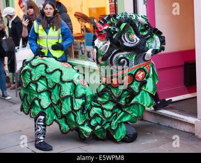 Le nouvel an chinois du cheval commence dans le quartier chinois de Londres avec la traditionnelle "Danse du Lion".La cérémonie traditionnelle de 'cai qing' (plumer les verts) est effectué lorsque le lion cueille laitue avec de l'argent dans des enveloppes rouges attachés pendait à partir de pôles par Banque D'Images