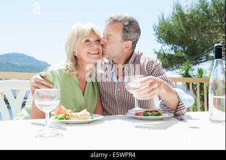 Couples célébrant en vacances, Majorque, Espagne Banque D'Images