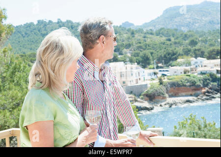 Couples célébrant en vacances, Majorque, Espagne Banque D'Images