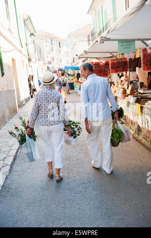 Couple shopping au marché, Mallorca, Espagne Banque D'Images