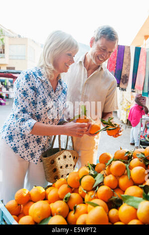 Couple des oranges au marché, Mallorca, Espagne Banque D'Images