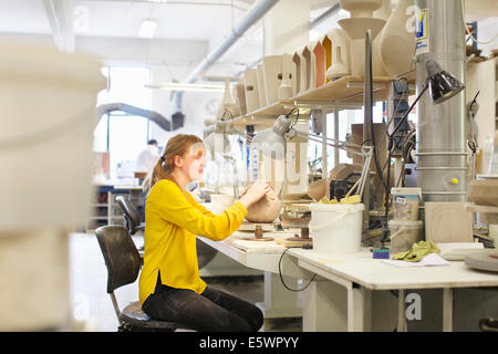 Potter femelle travaillant dans l'atelier de céramique Banque D'Images
