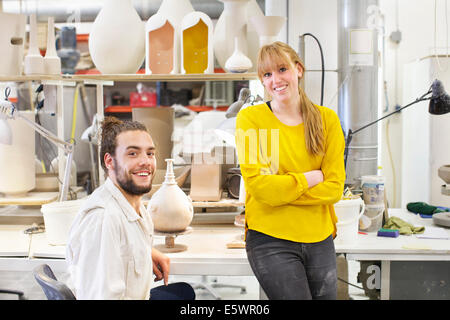 Potter couple posing in atelier de céramique Banque D'Images