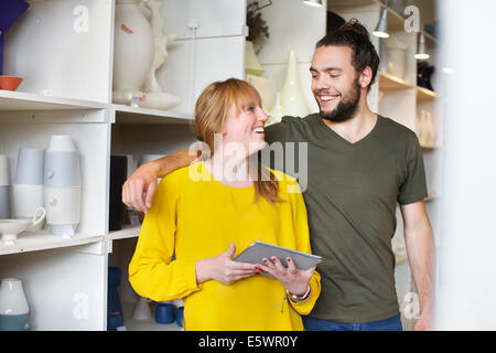 Couple with digital tablet in atelier de céramique Banque D'Images