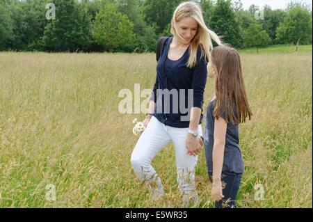 Mère et fille se promenant dans les champs Banque D'Images