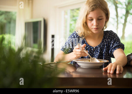 Girl eating breakfast Banque D'Images