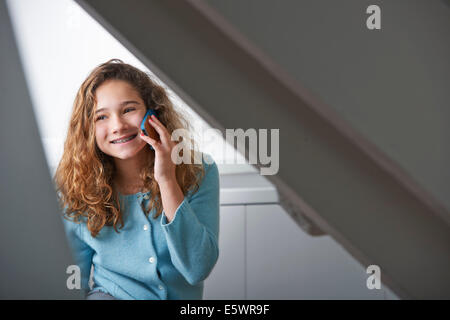 Jeune fille à l'aide de mobile phone Banque D'Images