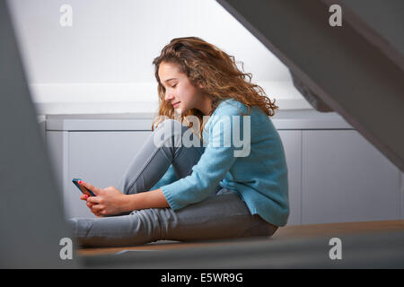 Jeune fille avec les cheveux bruns, smiling, portrait Banque D'Images