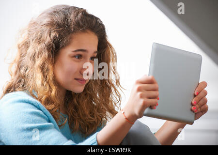 Young Girl using digital tablet Banque D'Images