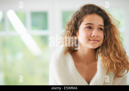 Jeune fille avec les cheveux bruns, smiling, portrait Banque D'Images