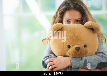 Portrait of young girl hugging teddy bear Banque D'Images