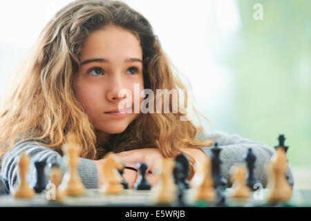 Portrait of young girl playing chess Banque D'Images